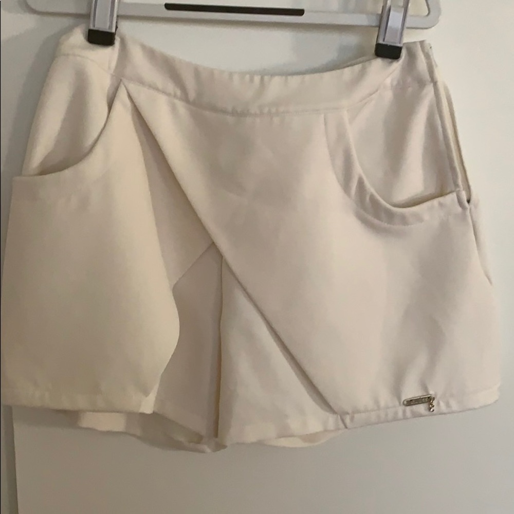 Guess big girl white envelope shorts